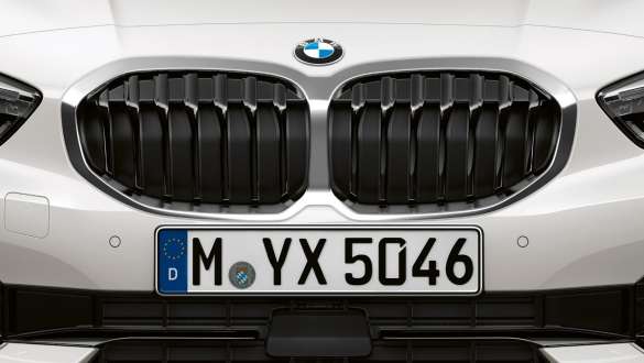 BMW 1. sērijas F40 dubultais elipsveida režģis, Sport Line modelis metāliskā Mineral White krāsā BMW 1. sērijas F40, dubultais elipsveida režģis