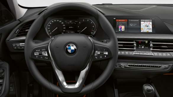 BMW 1. sērijas F40, ādas sporta stūre BMW 1. sērijas F40 kokpits, Sport Line modelis ar ādas sporta stūri