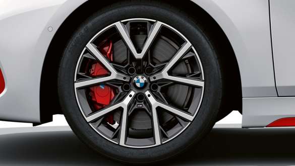 BMW 1. sērijas 128ti F40, 18 collu vieglmetāla divtoņu diski ar Y-spoke 553 M stilu ar augstas veiktspējas riepām BMW 1. sērijas 128ti F40, 18 collu vieglmetāla divtoņu diski ar Y-spoke 553 M stilu ar augstas veiktspējas riepām
