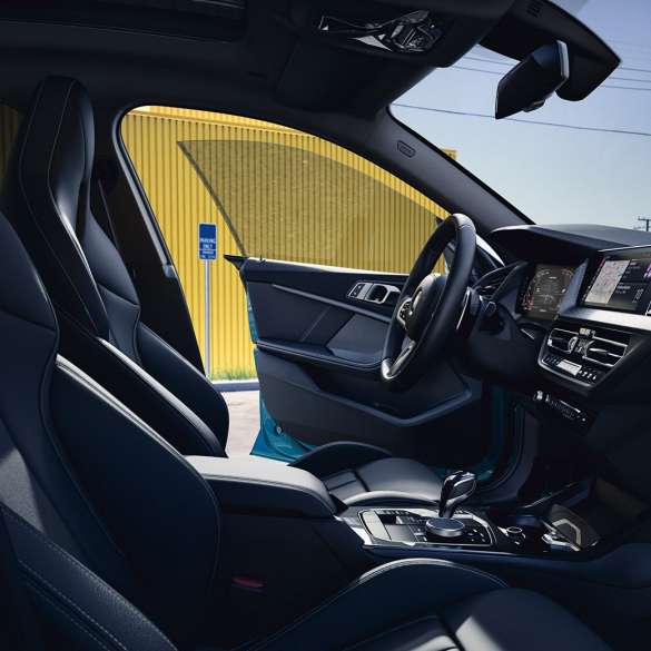 Uz vadītāju orientēts kokpits, BMW 2. sērijas Gran Coupé Uz vadītāju orientēts kokpits, BMW 2. sērijas Gran Coupé, F44, 2020, salons