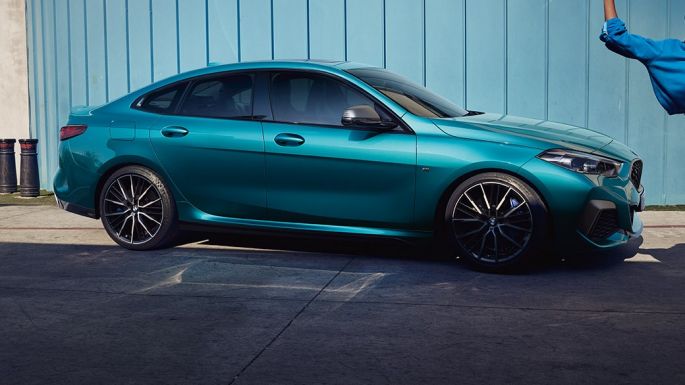 Pievilcīgs Coupé siluets, BMW 2. sērijas Gran Coupé Pievilcīgs Coupé siluets, BMW 2. sērijas Gran Coupé, metāliska Snapper Rocks Blue krāsa, F44, sānskats