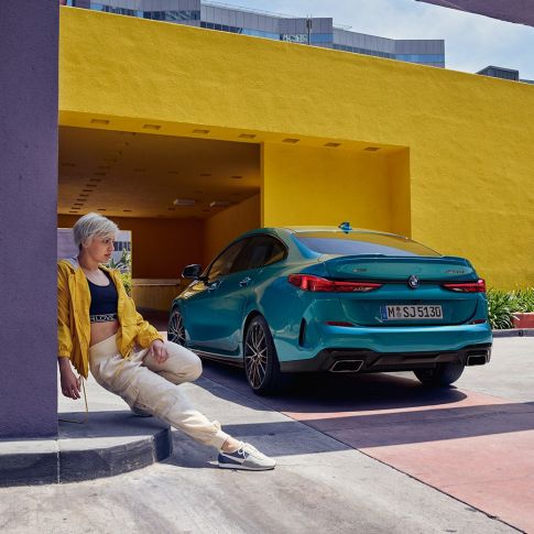 Spēcīga aizmugure, BMW 2. sērijas Gran Coupé Spēcīga aizmugure, BMW 2. sērijas Gran Coupé, metāliska Snapper Rocks Blue krāsa, F44, trīs ceturtdaļu sānskats