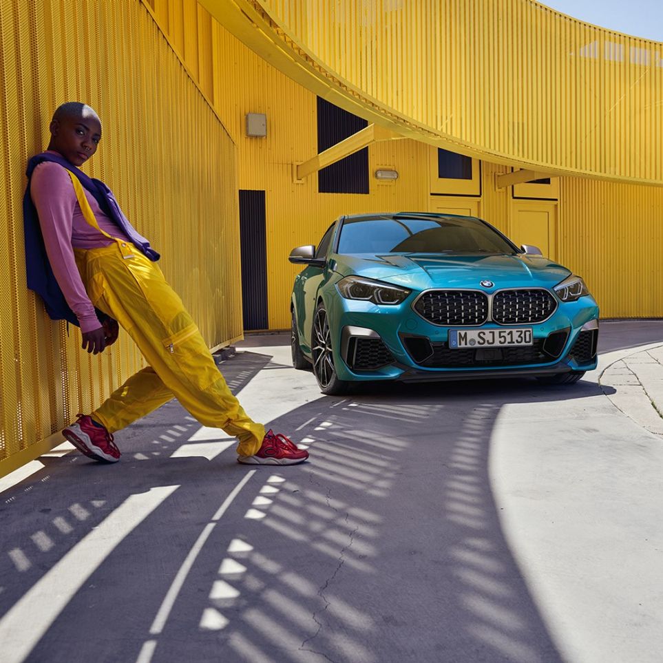 BMW 2. sērijas Gran Coupé priekšpuse BMW 2. sērijas Gran Coupé ar dubultu elipsveida režģi ar tīkla dizainu, metāliska Snapper Rocks Blue krāsa, F44, trīs ceturtdaļu priekšpuses skats