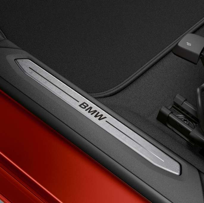 Durvju sliekšņu apdare, BMW 2. sērijas Gran Coupé, Sport Line modelis Durvju sliekšņu apdare, BMW 2. sērijas Gran Coupé, Sport Line modelis, Melbourne Red krāsa, F44, salons