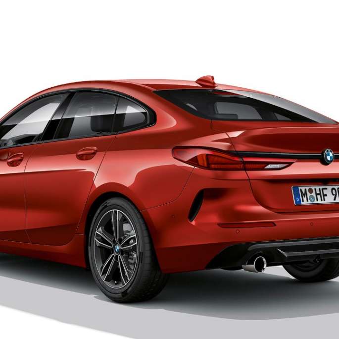 BMW Individual mirdzoša Shadow Line apdare, BMW 2. sērijas Gran Coupé, Sport Line modelis BMW Individual mirdzoša Shadow Line apdare, BMW 2. sērijas Gran Coupé, M Sport modelis, Melbourne Red krāsa, F44, trīs ceturtdaļu aizmugures skats