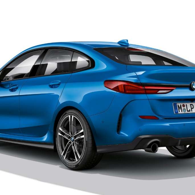 BMW Individual mirdzoša Shadow Line apdare, BMW 2. sērijas Gran Coupé, M Sport modelis BMW Individual mirdzoša Shadow Line apdare, BMW 2. sērijas Gran Coupé, M Sport modelis, metāliska Misano Blue krāsa, F44, trīs ceturtdaļu sānskats