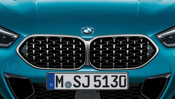 BMW elipsveida režģis ar tīkla dizainu, BMW 2. sērijas Gran Coupé BMW elipsveida režģis ar tīkla dizainu, BMW 2. sērijas Gran Coupé, metāliska Black Sapphire krāsa, F44, priekšpuses tuvplāns