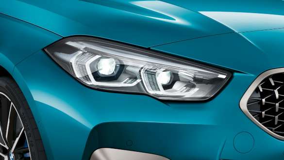 Adaptīvie LED priekšējie lukturi, BMW 2. sērijas Gran Coupé Adaptīvie LED priekšējie lukturi, BMW 2. sērijas Gran Coupé, metāliska Snapper Rocks Blue krāsa, F44, tuvplāns