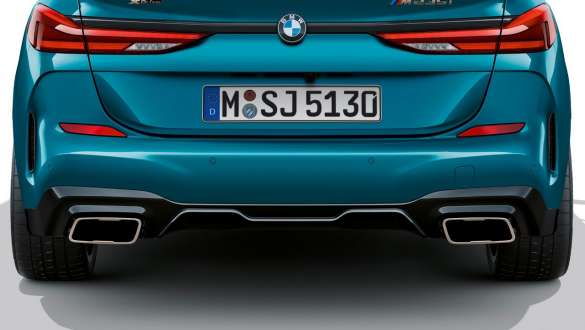 Izpūtēja dekoratīvās caurules, BMW 2. sērijas Gran Coupé Izpūtēja dekoratīvās caurules, BMW 2. sērijas Gran Coupé, metāliska Snapper Rocks Blue krāsa, F44, aizmugures tuvplāns