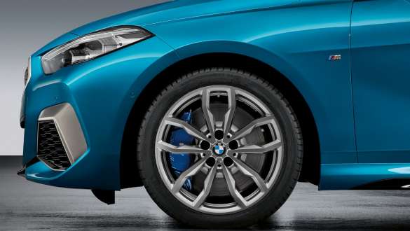 18 collu vieglmetāla disks 711 M, BMW 2. sērijas Gran Coupé 18 collu vieglmetāla disks ar Y-spoke 711 M stilu Ferric Grey krāsā, BMW 2. sērijas Gran Coupé, metāliska Snapper Rocks Blue krāsa, F44, virsbūve