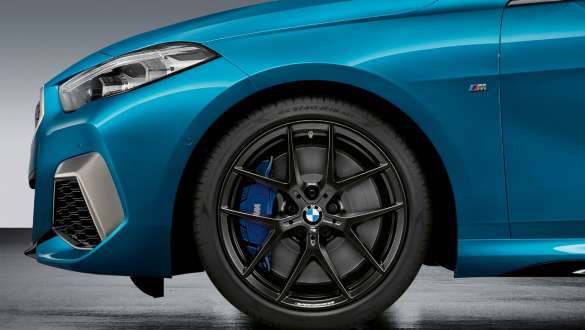 18 collu M Performance kalts disks 554 M, BMW 2. sērijas Gran Coupé 18 collu M Performance kalts divtoņu vieglmetāla disks ar V-spoke 554 M stilu matētā Jet Black krāsā, BMW 2. sērijas Gran Coupé, metāliska Snapper Rocks Blue krāsa, F44, virsbūve