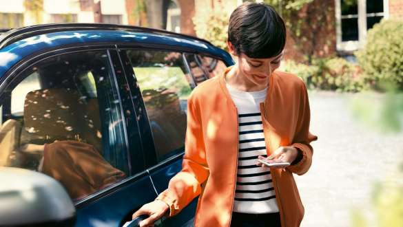 BMW TeleServices BMW Teleservices, sieviete stāv BMW priekšā