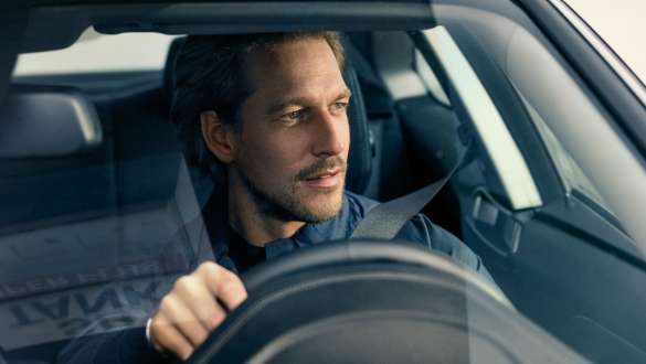 BMW Service Inclusive BMW Service Inclusive, vīrietis brauc ar BMW