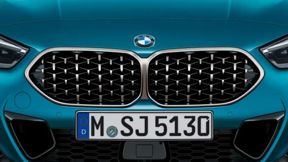 BMW elipsveida režģis ar tīkla dizainu, BMW 2. sērijas Gran Coupé F44 BMW elipsveida režģis ar tīkla dizainu, BMW 2. sērijas Gran Coupé F44, metāliska Black Sapphire krāsa, priekšpuses tuvplāns