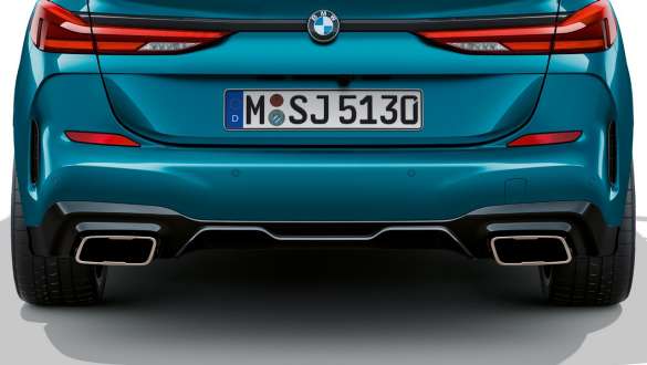 Izpūtēja dekoratīvās caurules, BMW 2. sērijas Gran Coupé F44 Izpūtēja dekoratīvās caurules, BMW 2. sērijas Gran Coupé F44, metāliska Snapper Rocks Blue krāsa, aizmugures tuvplāns