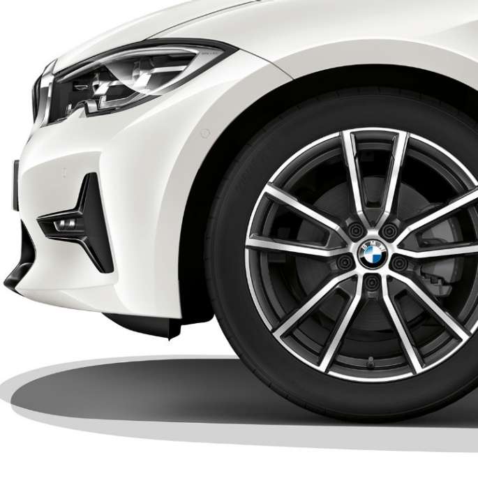BMW 3. sērijas Sedan, Sport Line modeļa vieglmetāla disks BMW 3. sērijas Sedan ar Sport Line modeļa aprīkojumu vieglmetāla disku tuvplāns.