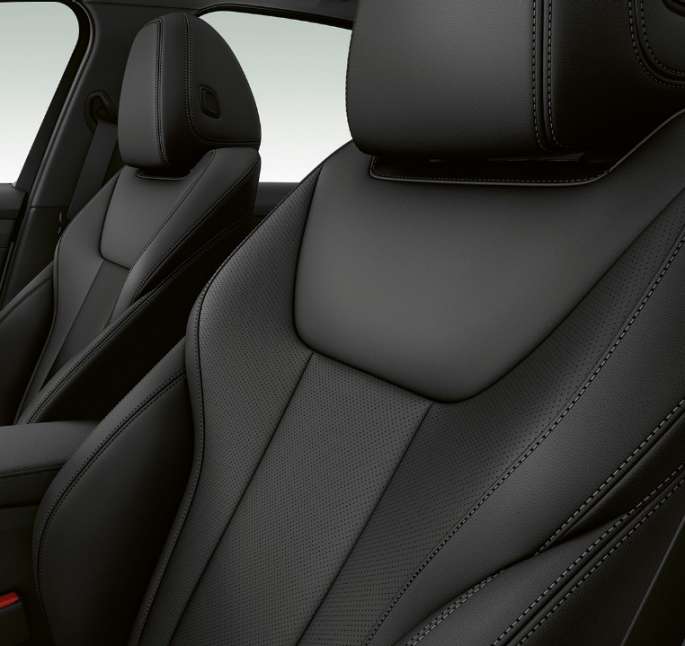 BMW 3. sērijas Sedan, Sport Line modeļa priekšējie sēdekļi BMW 3. sērijas Sedan ar Sport Line modeļa iespējām priekšējo sēdekļu tuvplāns no sāna.