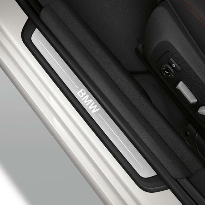 BMW 3. sērijas Sedan, Sport Line modeļa durvju slieksnis BMW 3. sērijas Sedan ar Sport Line modeļa iespējām skats no augšpuses uz durvju slieksni.