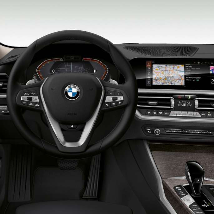 BMW 3. sērijas Sedan, Luxury Line modeļa kokpits BMW 3. sērijas Sedan ar Luxury Line modeļa iespējām vadītāja kokpita tuvplāns no priekšpuses.