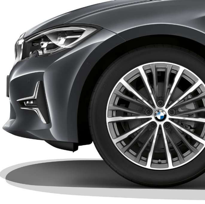 BMW 3. sērijas Sedan, Luxury Line modeļa vieglmetāla disks BMW 3. sērijas Sedan ar Luxury Line modeļa aprīkojumu vieglmetāla disku tuvplāns.