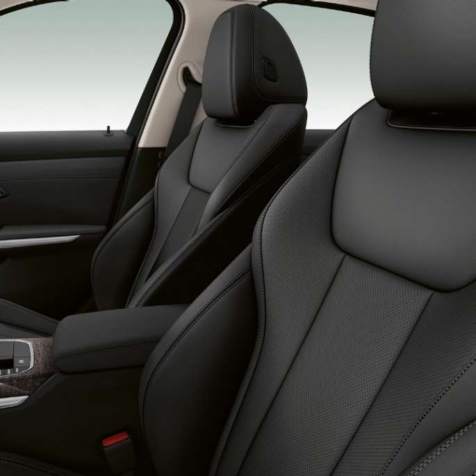 BMW 3. sērijas Sedan, Luxury Line modeļa priekšējie sēdekļi BMW 3. sērijas Sedan ar Luxury Line modeļa iespējām priekšējo sēdekļu tuvplāns no sāna.