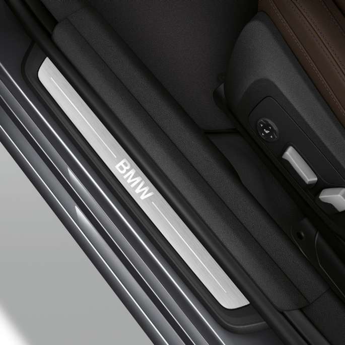 BMW 3. sērijas Sedan, Luxury Line modeļa durvju slieksnis BMW 3. sērijas Sedan ar Luxury Line modeļa iespējām skats no augšpuses uz durvju slieksni.