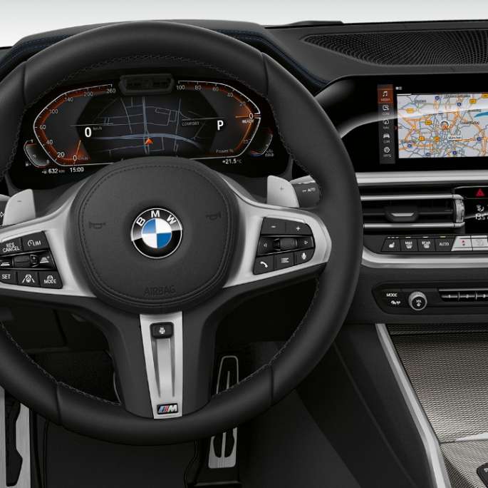 BMW 3. sērijas Sedan, M Sport modeļa kokpits BMW 3. sērijas Sedan ar M Sport modeļa iespējām vadītāja kokpita tuvplāns no priekšpuses.