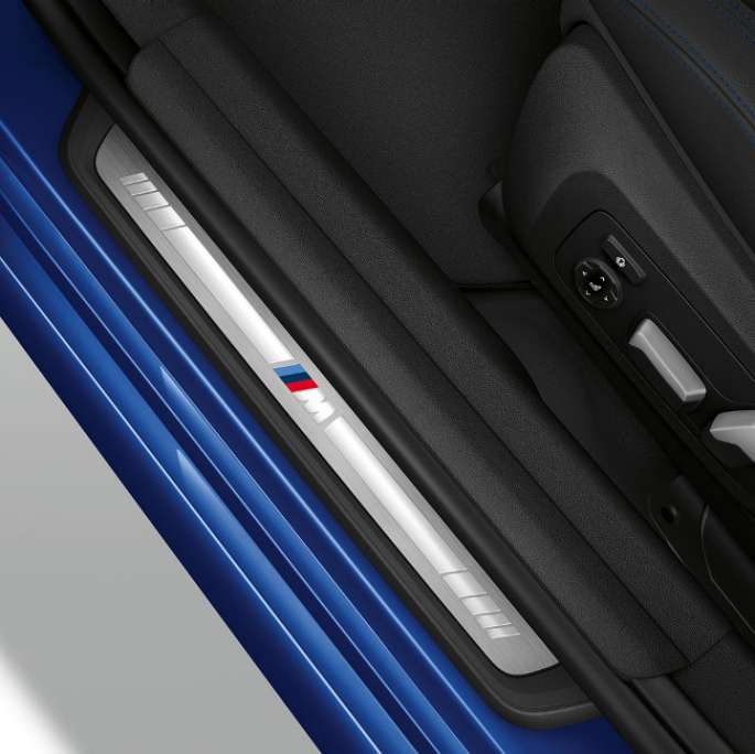 BMW 3. sērijas Sedan, M Sport modeļa slieksnis BMW 3. sērijas Sedan ar M Sport modeļa iespējām skats no augšpuses uz durvju slieksni.