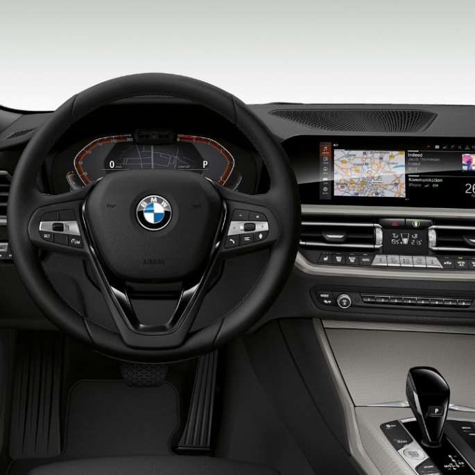 BMW 3. sērijas Sedan, Advantage modeļa kokpits BMW 3. sērijas Sedan ar Advantage modeļa iespējām vadītāja kokpita tuvplāns no priekšpuses.