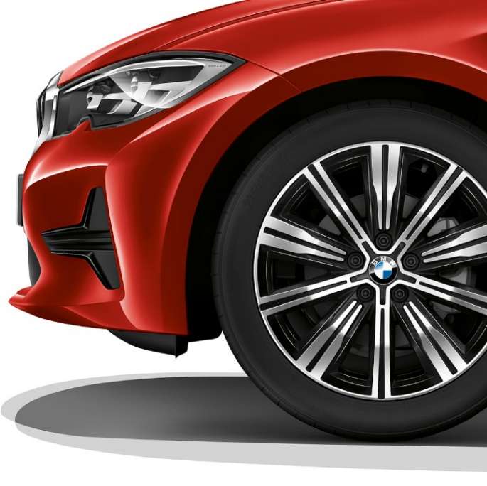 BMW 3. sērijas Sedan, Advantage modeļa vieglmetāla disks BMW 3. sērijas Sedan ar Advantage modeļa iespējām vieglmetāla disku tuvplāns.