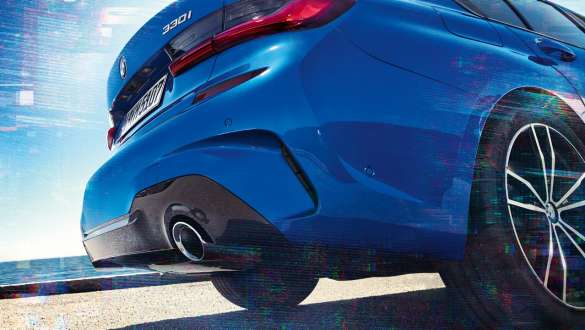 BMW 3. sērijas Sedan, M sporta diferenciālis. Skats no sāna uz BMW 3. sērijas sedana aizmuguri no apakšas.