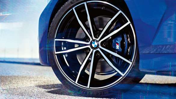 BMW 3. sērijas Sedan, M sporta bremzes. Detalizēts skats uz BMW 3. sērijas Sedan ar M sporta bremzēm.