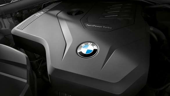 BMW 3. sērijas Sedan: BMW TwinPower Turbo četrcilindru benzīna dzinējs. Tuvplāns ar BMW TwinPower Turbo četrcilindru benzīna dzinēju BMW 3. sērijas Sedan automobilī.