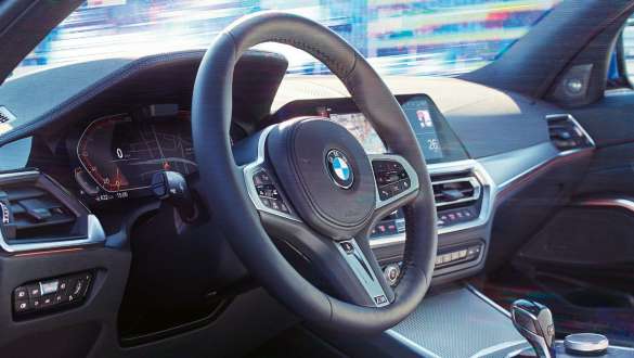 BMW 3. sērijas Sedan, variablā sporta stūres iekārta. Detalizēts skats no sāna uz BMW 3. sērijas Sedan kokpitu ar fokusu uz stūri ar variablo stūres iekārtu.