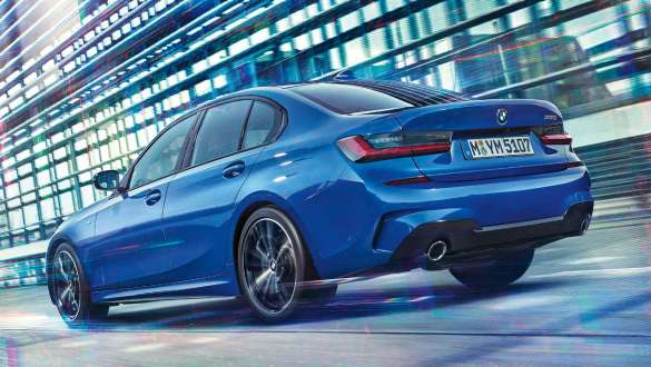 BMW 3. sērijas Sedan, adaptīvā M balstiekārta. Trīs ceturtdaļu aizmugures skats uz BMW 3. sērijas Sedan ar adaptīvo M balstiekārtu.