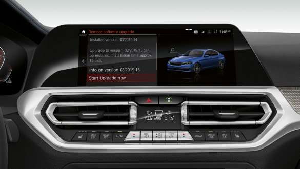 BMW 3. sērijas Sedan, tālvadības programmatūras jauninājums. BMW 3. sērijas Sedan kokpita displeja ar tālvadības programmas jauninājumu tuvplāns no priekšpuses.