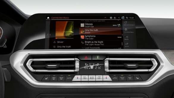 BMW 3. sērijas Sedan, Connected Music. BMW 3. sērijas Sedan kokpita displeja ar Connected Music tuvplāns no priekšpuses.