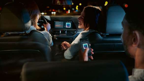 BMW 3. sērijas Sedan, Conntected Command. BMW 3. sērijas Sedan kokpita displeja ar Connected Command tuvplāns no priekšpuses.