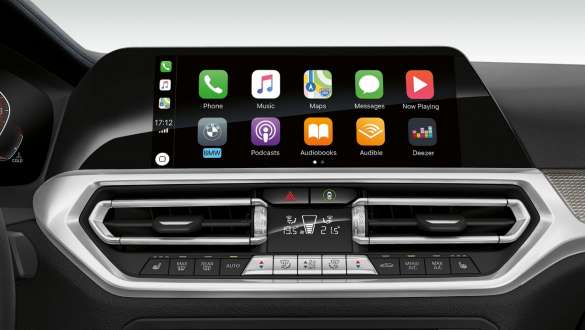 BMW 3. sērijas Sedan, sagatave Apple CarPlay®. BMW 3. sērijas Sedan kokpita displeja ar sagatavi Apple CarPlay® tuvplāns no priekšpuses.
