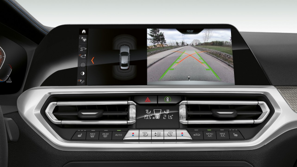 BMW 3. sērijas Sedan, novietošanas palīgs plus BMW 3. sērijas Sedan kokpita displeja ar novietošanas palīgu Plus tuvplāns no priekšpuses.
