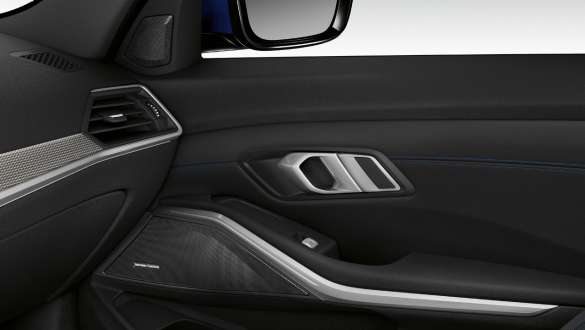 BMW 3. sērijas Sedan, Harman Kardon Surround Sound sistēma Pasažieru durvju iekšpuses tuvplāns ar izgaismotu iebūvēto Harman Kardon Surround Sound skaļruni.