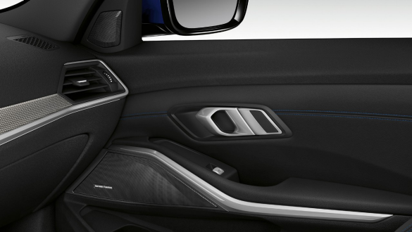 BMW 3. sērijas Sedan, Harman Kardon Surround Sound sistēma Pasažieru durvju iekšpuses tuvplāns ar izgaismotu iebūvēto Harman Kardon Surround Sound skaļruni.