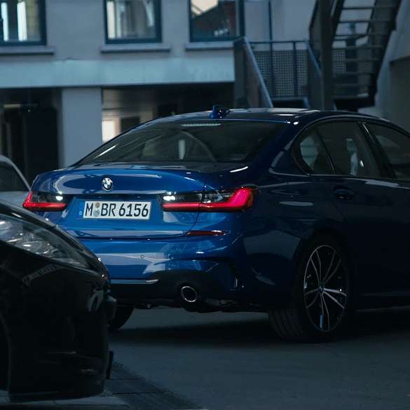 BMW 3. sērijas Sedan, atpakaļgaitas asistents. BMW 3. sērijas Sedan kokpita displeja ar atpakaļgaitas asistentu tuvplāns.