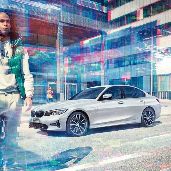 Sānskats, BMW 3. sērijas Sedan, BMW 330e BMW 3. sērijas Sedan, BMW 330e, G20, metāliska Glaciersilver krāsa, skats no sāna braucienā