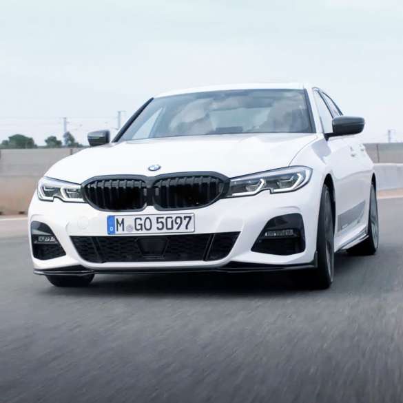 BMW 3. sērijas Sedan, M Performance detaļas. BMW 3. sērijas Sedan ar M Performance detaļām trīs ceturtdaļu skatā no priekšpuses.