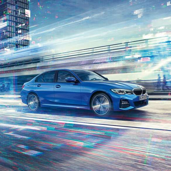 BMW 3. sērijas Sedan, skats no sāna braucienā Skats no sāna uz BMW 3. sērijas Sedan braucienā pa pilsētu dienā.