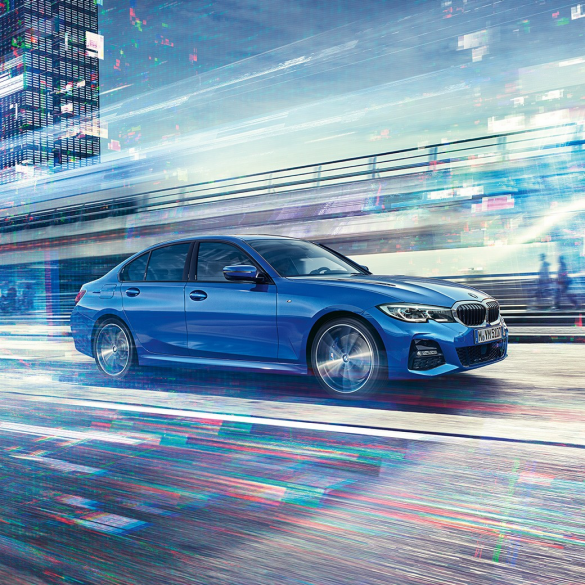 BMW 3. sērijas Sedan, skats no sāna braucienā Skats no sāna uz BMW 3. sērijas Sedan braucienā pa pilsētu dienā.