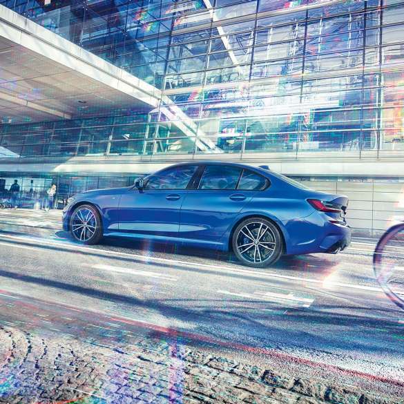 BMW 3. sērijas Sedan, skats no sāna BMW 3. sērijas Sedan momentuzņēmums no sāna dienā uz stiklotas ēkas fona.