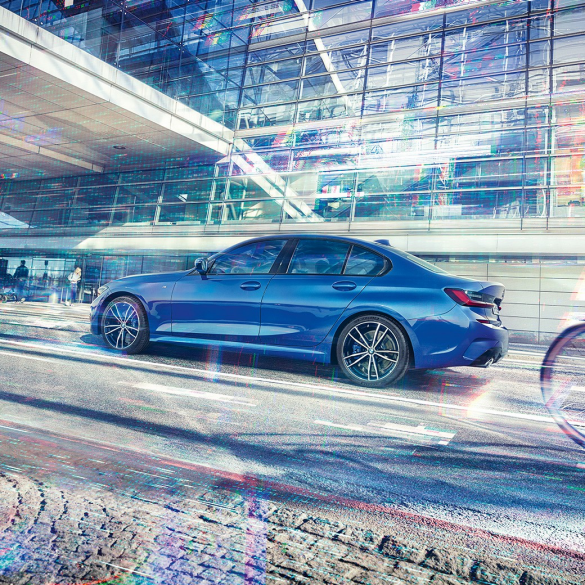 BMW 3. sērijas Sedan, skats no sāna BMW 3. sērijas Sedan momentuzņēmums no sāna dienā uz stiklotas ēkas fona.