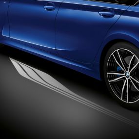 BMW 3. sērijas Sedan, fona apgaismojums Skats no priekšpuses uz BMW 3. sērijas Sedan vadītāja kokpitu, kurā vietu kājām izgaismo zils fona apgaismojums.